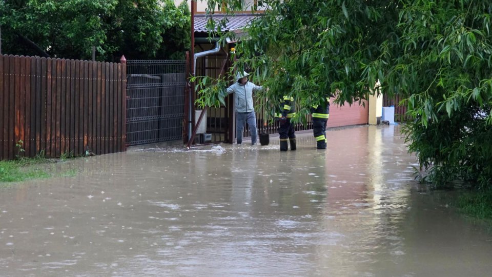 Harghita: Pârâul Nicoul Alb a ieşit din matcă şi a inundat carosabilul