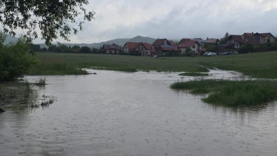 13 cursuri de apă, peste cotele de pericol, inundaţie şi atenţie