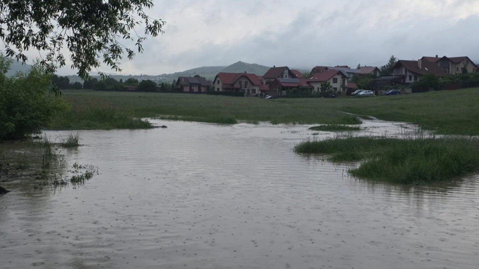 13 cursuri de apă, peste cotele de pericol, inundaţie şi atenţie