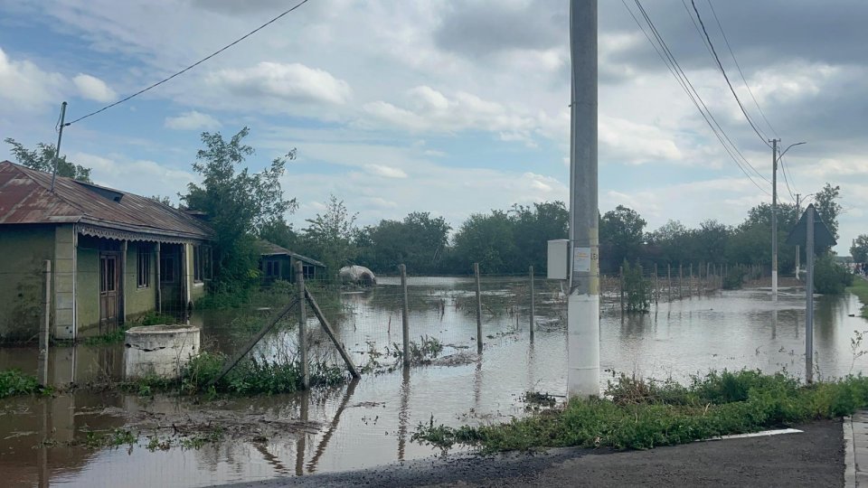 Trei localităţi din jud. Bacău au rămas izolate după ce apele au distrus un pod