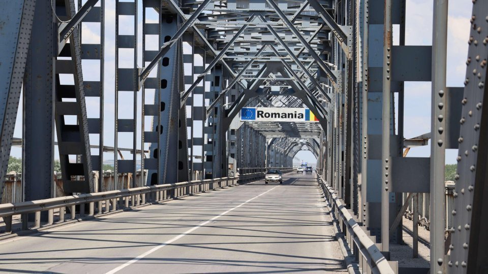 Duminică, șoferii sunt avertizați că se așteaptă trafic intens pe Podul Prieteniei