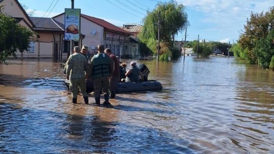 Zeci de militari au intervenit cu mijloace tehnice în localitățile inundate din Covasna