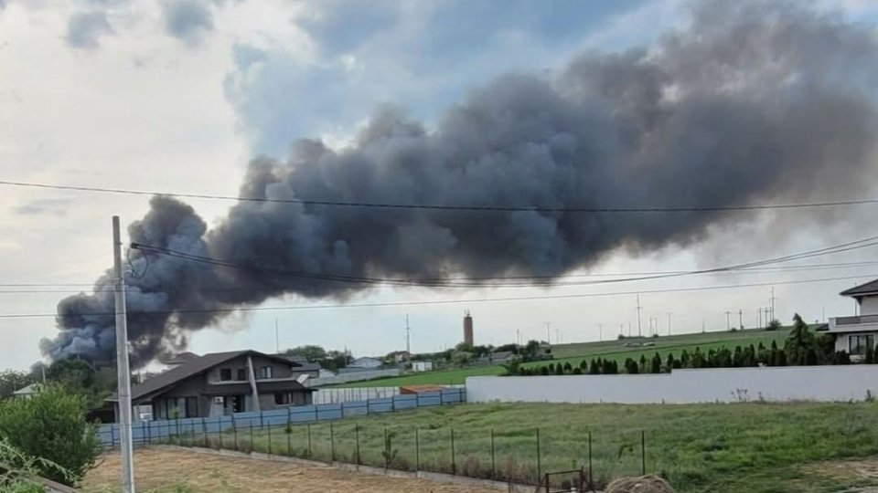 Incendiu puternic la o hală din Șendreni, jud. Galați