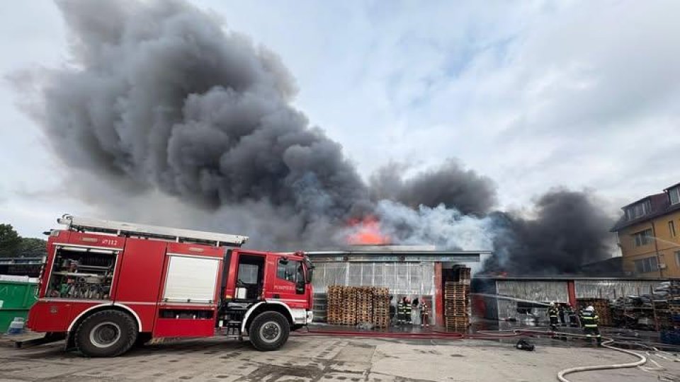 Ro-Alert: Incendiu major la un depozit din sectorul 6