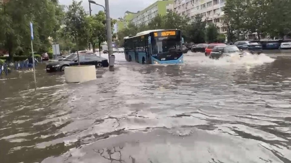 Peste 800 de solicitări la 112, în urma ploii torenţiale din Capitală