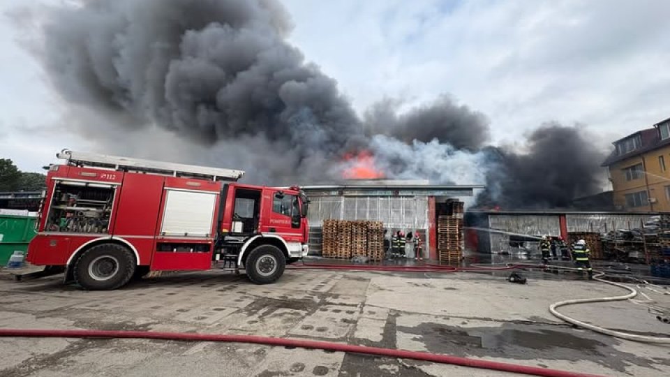 Incendiu puternic la o hală industrială şi un depozit de deșeuri plastice în Hunedoara
