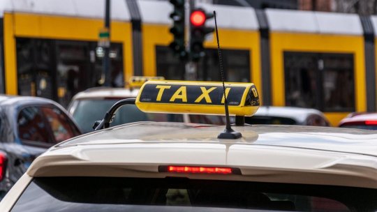 Taximetrist, reținut după ce ar fi înșelat cu 400 de euro un nigerian de 90 de ani