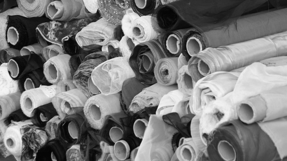 Franța încearcă să limiteze impactul industriei textile asupra mediului