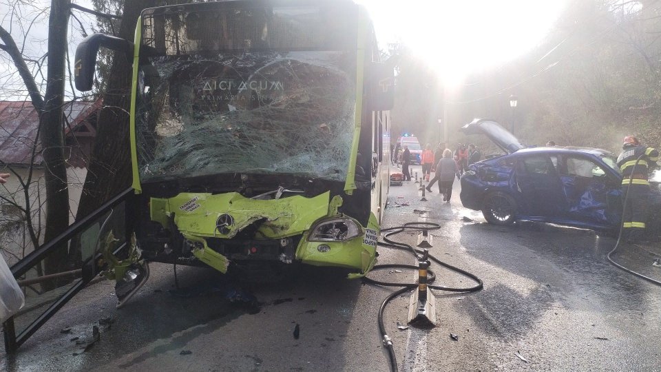 Accident între un microbuz şi un autocar, pe DN 2