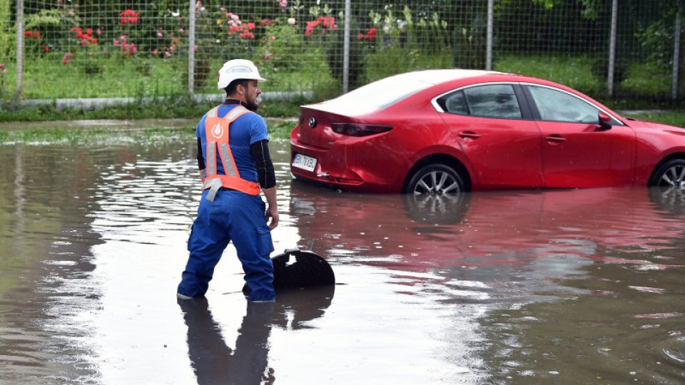 București: Cod portocaliu de furtună, străzi inundate