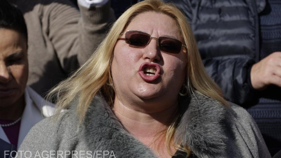 Preşedinta SOS România, D. Şoşoacă, îi prezintă premierului un plan de "reducerea drastică a cheltuielilor statului"