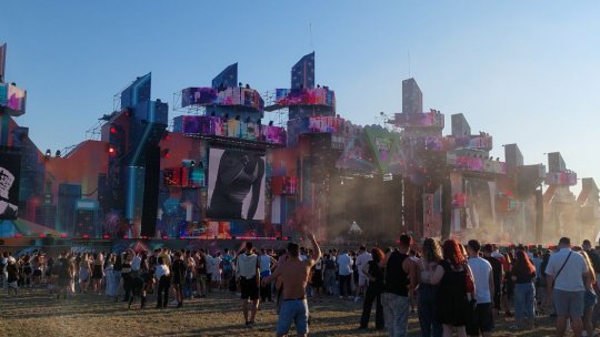 Sute de mii de tineri participă la Beach, Please!