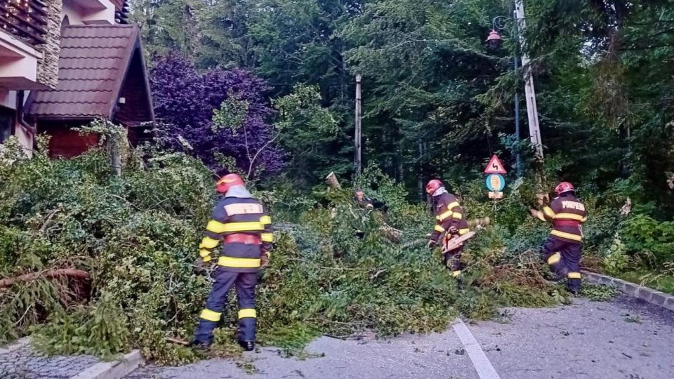 Furtunile au făcut ravagii în capitală şi în mai multe judeţe