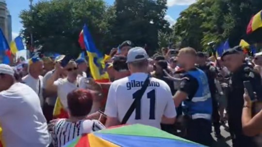 Protest cu sute de persoane în Piața Victoriei