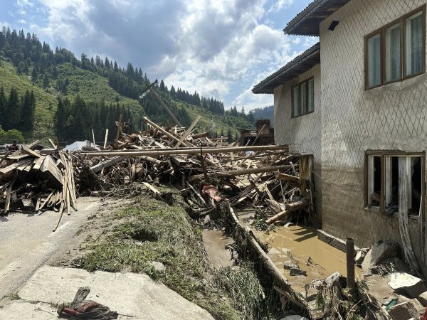 Peste 500 de locuinţe au fost afectate de inundații la Broşteni, județul Suceava