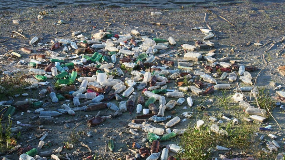 Raport CE: Depozitarea deșeurilor municipale, în continuare deficitară în România