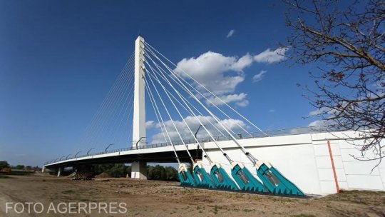 Noul pod peste Mureș, care trebuia dat în folosință în urmă cu doi ani, rămâne închis