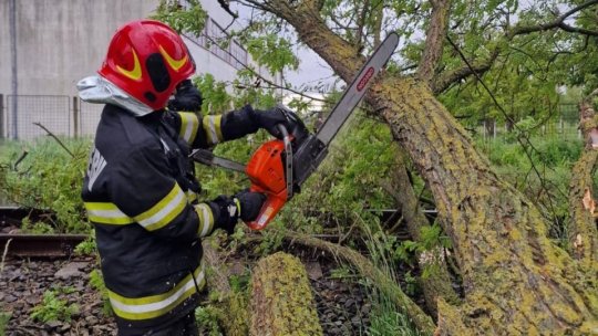Ploile şi vântul puternic au creat probleme în peste 80 de localităţi din 19 judeţe