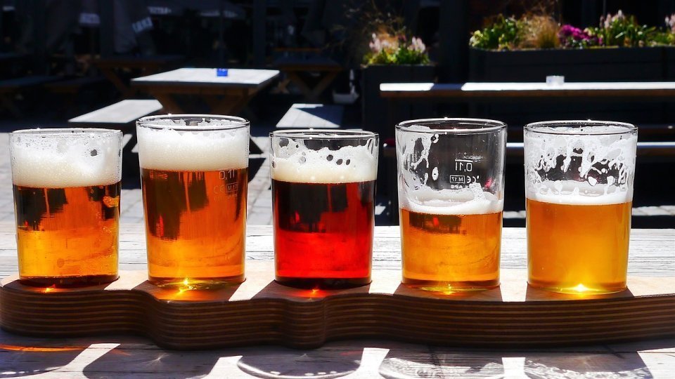 Aproape toate mărcile de bere fără alcool comercializate la noi conţin până la 6 aditivi alimentari