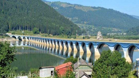 Continuă activitatea de curăţare a lacului de acumulare Izvorul Muntelui-Bicaz