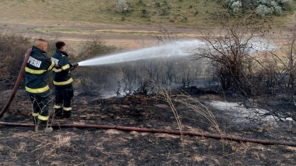 Pompieri români ajută la stingerea unui incendiu de vegetație în Grecia