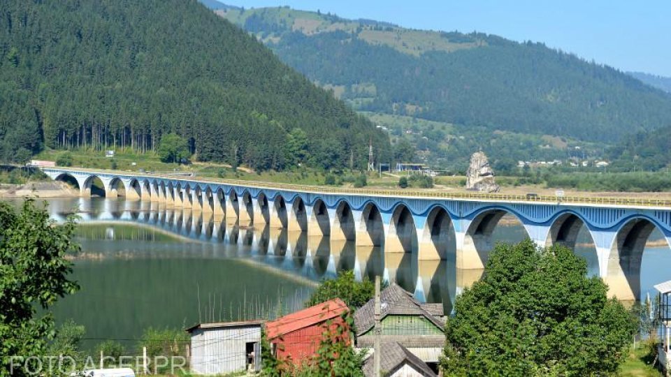 Tone de deşeuri şi material lemnos au fost scoase din lacul de acumulare Izvorul Muntelui-Bicaz