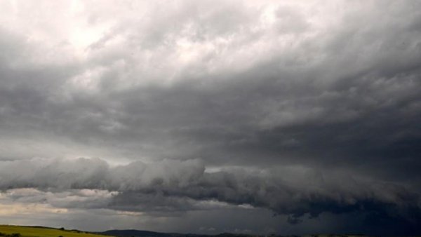 Avertizări de instabilitate atmosferică în aproape jumătate de ţară