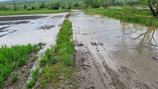 Cod roşu de ploi, marţi dimineaţa, în localităţi din judeţele Gorj şi Mehedinţi
