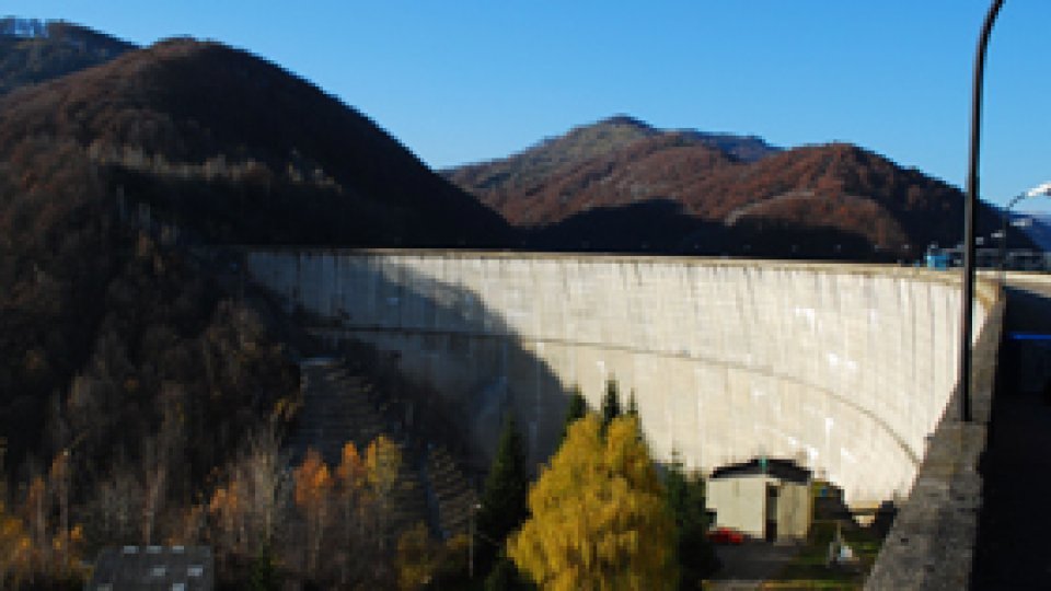 Lacul Vidraru este golit controlat pentru lucrări de întreţinere şi modernizare