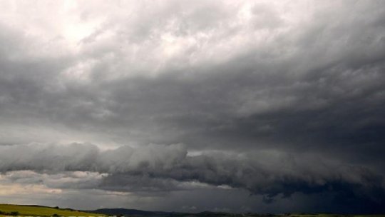 Aproape întreaga ţară este avertizată de coduri meteo de vreme rea