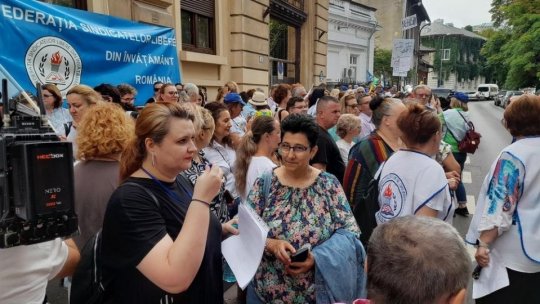 Teachers' protests in front of the Ministry of Education continue
