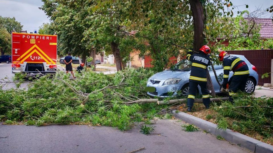 38 de localități și București, lovite de furtunile violente
