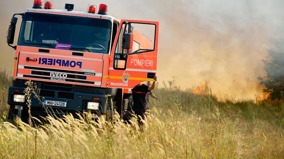 Pompierii au intervenit luni la peste 150 de incendii