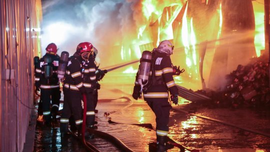 Autoritățile monitorizează calitatea aerului după incendiul de la Dragonul Roșu