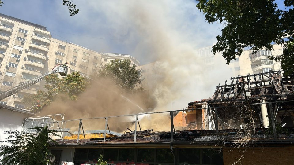 București: Incendiul de la fostul restaurant "Mărul de Aur" a fost stins