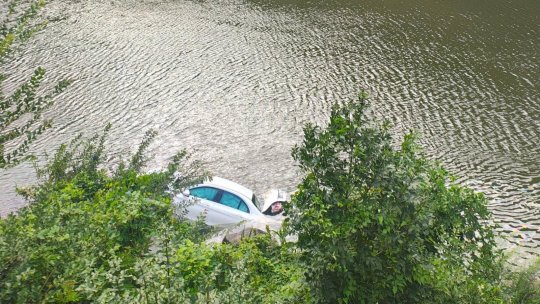 Brezoi: Trafic blocat pe DN7 după ce o mașină a căzut în Olt