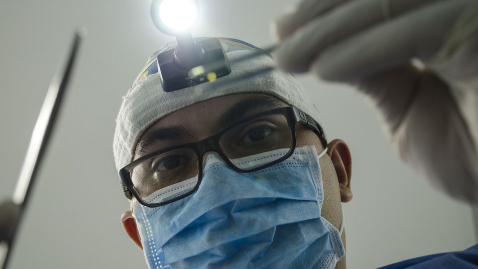 Doi din trei copii din România au carii dentare încă de la vârste foarte mici