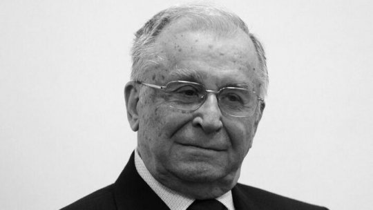 Peste 1.000 de persoane au adus un ultim omagiu la catafalcul fostului preşedinte Ion Iliescu