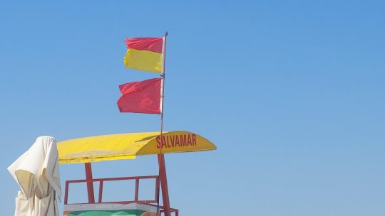 FOTO: Steagul roșu, arborat pe litoral