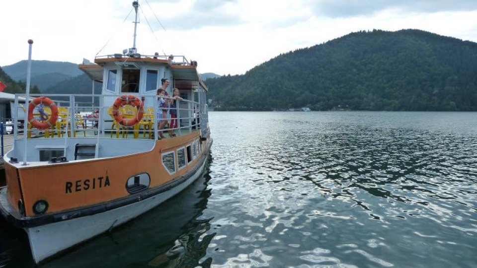 Sute de metri cubi de deşeuri din plastic şi masă lemnoasă, scoşi din râul Bistriţa şi din lacul Bicaz
