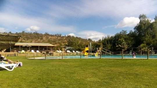 Tatăl și copilul, electrocutați într-o piscină gonflabilă