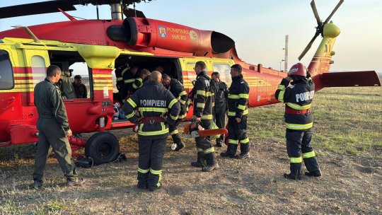 Pompierii încearcă să stingă un incendiu izbucnit în zona localității Chilia Veche