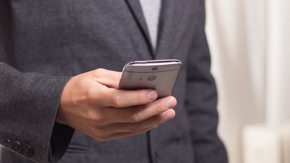 Femeie de 68 ani din Alba Iulia înşelată cu 40.000 lei printr-o aplicaţie de internet