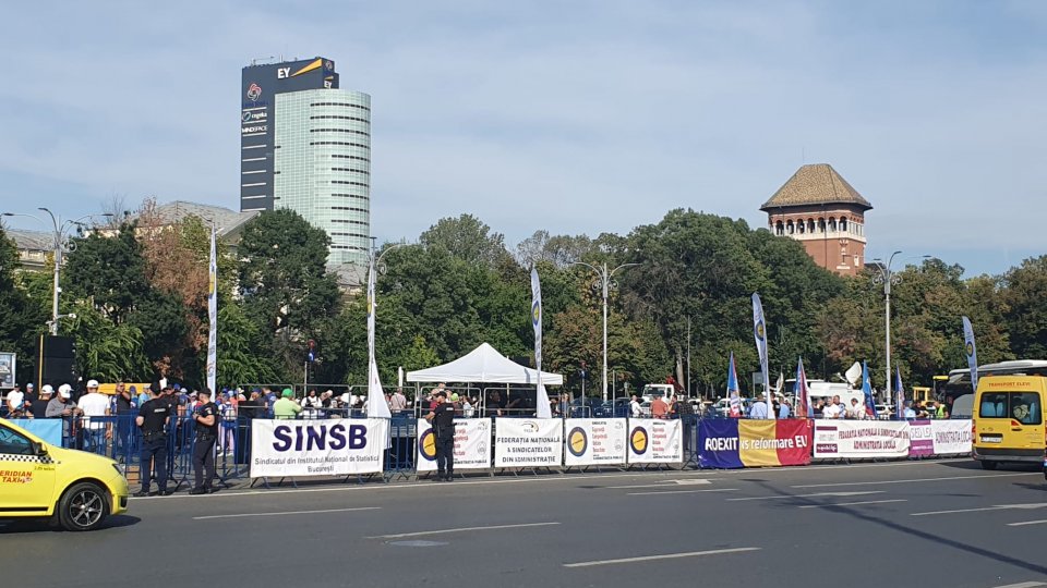 Angajaţi din administraţia publică protestează în Piaţa Victoriei din Capitală