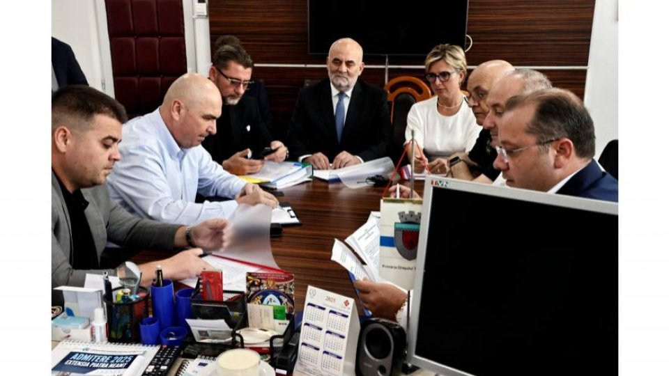 Premierul Bolojan și autoritățile locale dezbat reforma administraţiei