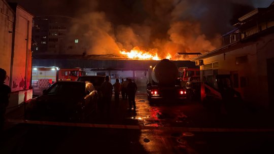 VIDEO: Incendiu puternic la un depozit din sectorul 2 al Capitalei