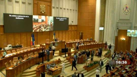 Cele patru moţiuni de cenzură depuse în Parlament au fost respinse prin vot