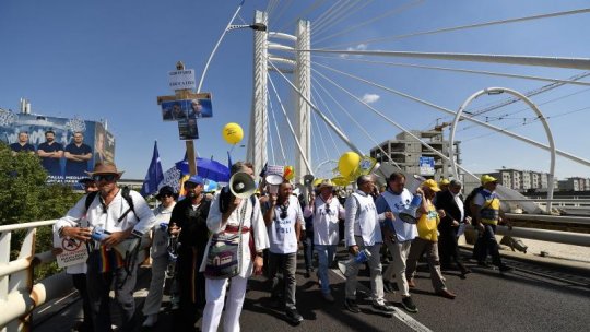 Profesorii au plecat din Piaţa Victoriei, în marş, către Palatul Cotroceni