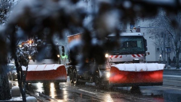 Primăria capitalei amintește că magazinele și asociațiile de proprietari au obligația de a-și curăța zăpada de pe trotuare