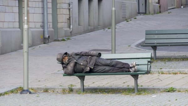 Persoanele fără adăpost din mai multe orașe din țară primesc sprijin din partea primăriilor și a asociațiilor de profil